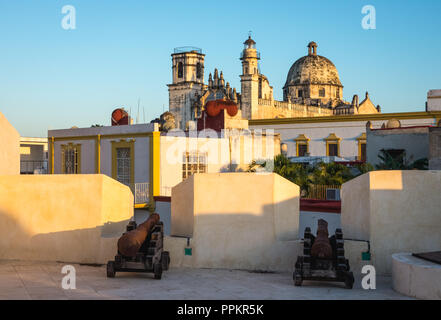 Kirche von San Jose de Campeche von der Stadtmauer zu sehen. Stockfoto