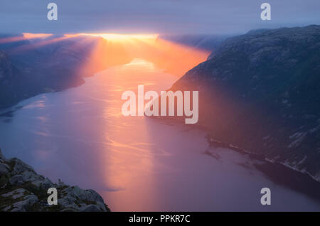 Sonnenaufgang über dem Lysefjord von der Kanzel aus Rock, Rogaland, Norwegen gesehen. Stockfoto