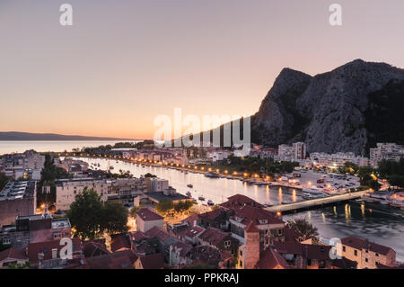 Omiš von Mirabella Festung bei Sonnenuntergang, Dalmatinische Küste, Kroatien gesehen. Stockfoto
