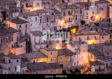 Ragusa Ibla bei Nacht, Sizilien, Italien. Stockfoto
