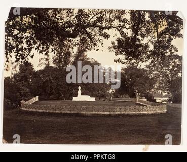 [Grab von Frau Charlotte Canning, Barrackpur]. Artist: Unbekannt. Abmessungen: Bild: 15,3 x 20,2 cm (6 x 7 15/16 in.) Mount: 33,1 x 26 cm (13 1/8 x 10 1/4 in.). Datum: 1858-61. Museum: Metropolitan Museum of Art, New York, USA. Stockfoto