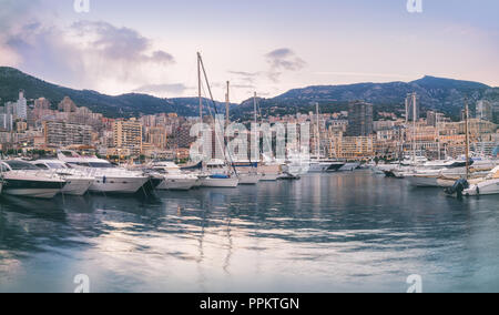 Abend auf Monaco Promenade mit keine Personen Stockfoto