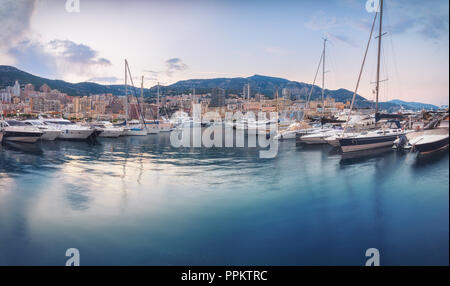 Abend auf Monaco Promenade mit keine Personen Stockfoto