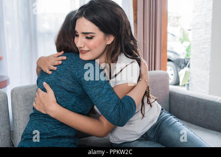 Unglückliche junge Frau über Ihr Problem Stockfoto