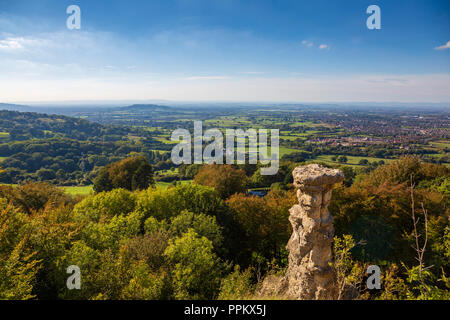 Des Teufels Schornstein an Leckhampton Hill mit Blick auf Cheltenham, England Stockfoto