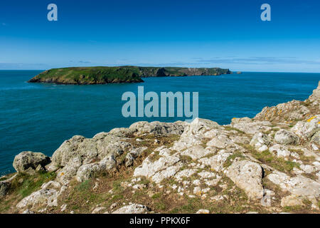 Skomer Island von der Landspitze im Martin's Haven, in der Nähe von Marloes, Pembrokeshire, Wales gesehen Stockfoto