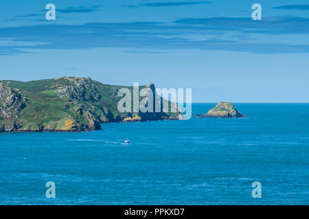 Touristenboot Rückkehr aus skomer Island, mit der Girlande Stein im Hintergrund, von Martin's Haven, in der Nähe von Marloes, Pembrokeshire gesehen Stockfoto