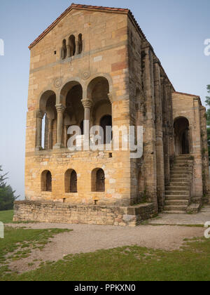 Alte Kirche von Santa Maria del Naranco an einem nebligen Morgen mit klarer Himmel, berühmten Tempo in der Nähe von Oviedo, Spanien Stockfoto