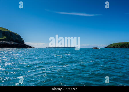 Skokholm Insel, vom Boot aus Kreuzung zwischen nahen Insel und die landspitze im Martin's Haven, in der Nähe von Marloes, Pembrokeshire, Wales gesehen Stockfoto