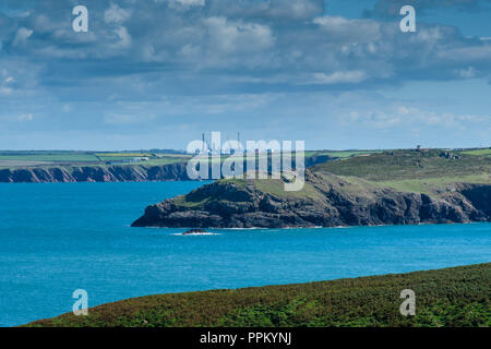 Öl refinereies am Milford Haven von skomer Island, Pembrokeshire, Wales gesehen Stockfoto