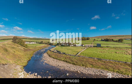 North Pennines AONB Panoramablick auf die Landschaft, Blick nach Norden über Harwood Beck an den entfernten Landwirtschaft Weiler Langdon Beck, Obere Teesdale, County Durham Stockfoto