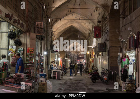 ISFAHAN, IRAN - August 7, 2018: Straße der Isfahan Bazar am Abend in einem überdachten Gasse des Marktes. Symbol der persischen Architektur, es ist Stockfoto