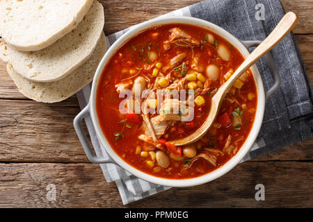 South American Food Brunswick Stew zog Fleisch mit Gemüse auf Hühnerbrühe und Barbecue Sauce close-up in einem Topf auf den Tisch. horizontale Ansicht von oben Stockfoto