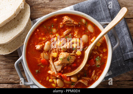 Hausgemachte Brunswick Stew frisch von zog Fleisch mit Gemüse, Gewürzen und Barbecue Sauce schließen gekocht - auf den Tisch. horizontal oben Blick von Abo Stockfoto