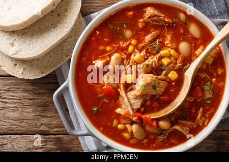 Brunswick Stew - Dick, aromatisch und herzhaft-Eintopf mit Gemüse und Fleisch auf einem hühnerbrühe und BBQ Sauce close-up in einer Schüssel auf den Tisch. Uhr Stockfoto