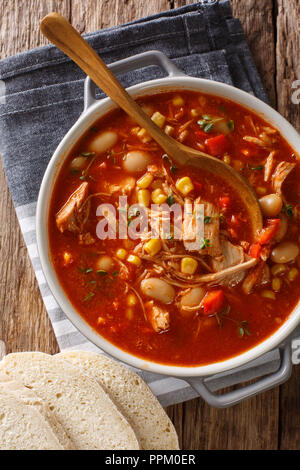 Hausgemachte Brunswick Stew frisch von zog Fleisch mit Gemüse, Gewürzen und Barbecue Sauce schließen gekocht - auf den Tisch. Vertikal oben Ansicht von oben Stockfoto