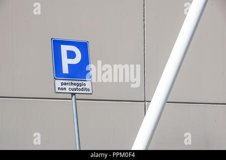 Schild Parkplatz. geschrieben in Italienisch, was bedeutet: unbeaufsichtigte Parkplatz Stockfoto