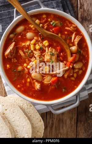 Brunswick Stew - Dick, aromatisch und herzhaft-Eintopf mit Gemüse und Fleisch auf einem hühnerbrühe und BBQ Sauce close-up in einer Schüssel auf den Tisch. V Stockfoto