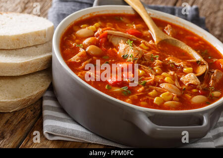 South American Food Brunswick Stew zog Fleisch mit Gemüse auf Hühnerbrühe und Barbecue Sauce close-up in einem Topf auf den Tisch. Horizontale Stockfoto