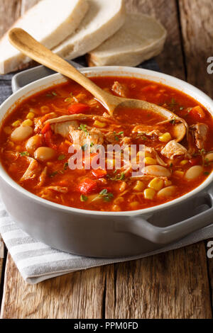 Brunswick Stew Eintopf mit Gemüse Hühnerbrühe und Barbecue Sauce mit Gewürzen close-up in einem Topf auf den Tisch. Vertikale Stockfoto