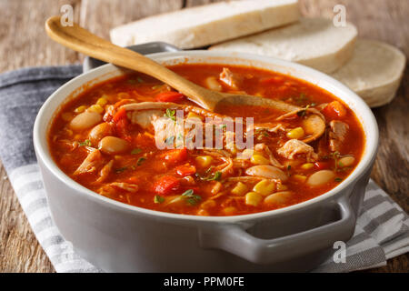 Brunswick Stew köstliche zog dicke Suppe mit Fleisch, Gemüse und BBQ Sauce close-up in einer Schüssel auf dem Tisch. Horizontale Stockfoto