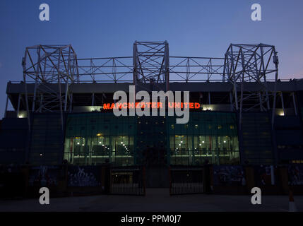 Old Trafford, das Zuhause von Manchester United, bei Nacht Stockfoto