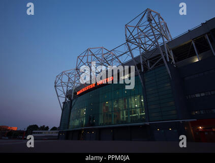 Old Trafford, das Zuhause von Manchester United, bei Nacht Stockfoto