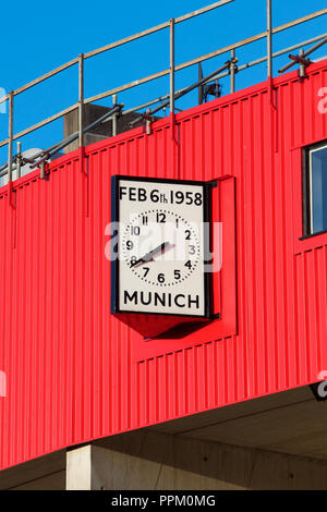 Uhr in Old Trafford, das Zuhause von Manchester United Stadium, zeigt das Datum und die Uhrzeit der München Air Crash Stockfoto