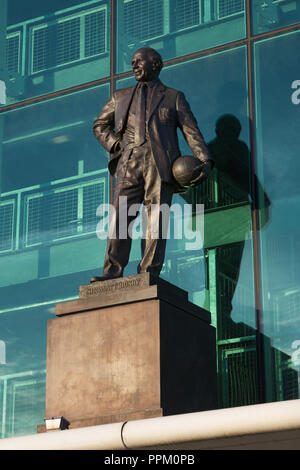 Statue von Sir Matt Busby, iconic football manager, vor Old Trafford, das Zuhause von Manchester United Stadium Stockfoto