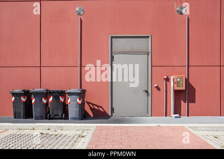 Notausstieg bei Mülleimer an der industriellen Gebäude Stockfoto