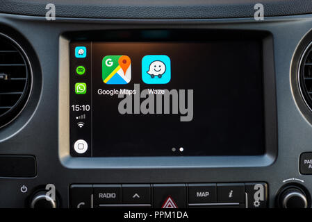 Apple Carplay Bildschirm im Armaturenbrett anzeigen Google Maps und Waze Apps Stockfoto