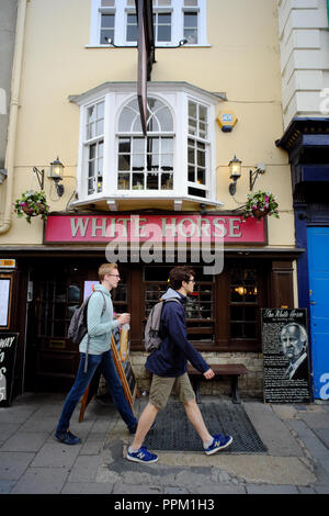 Studenten zu Fuß durch White Horse Pub in Oxford, Oxfordshire, England, Großbritannien Stockfoto