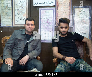 Meybod, Iran - März 6, 2017: Porträt von zwei Kerlen in einem lokalen Café Stockfoto