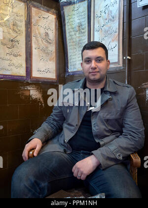 Meybod, Iran - März 6, 2017: iranische Kerl sitzt in einem lokalen Café Stockfoto