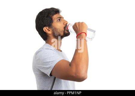 Seitenansicht vom indischen Mann Trinkwasser als Flüssigkeitszufuhr und Gesundheit Konzept im Sommer isoliert auf weißem Stockfoto
