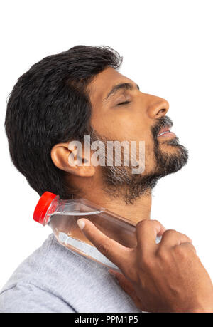 Nahaufnahme mit indischen Menschen berühren Hals mit Kunststoff Trinkflasche für erfrischende und warmen Sommer Konzept auf weißem Hintergrund Stockfoto