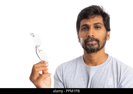 Inder mit Skepsis Ausdruck und gestikulierte mit Brillen oder Brillen auf weißem Hintergrund mit leeren copyspace Stockfoto