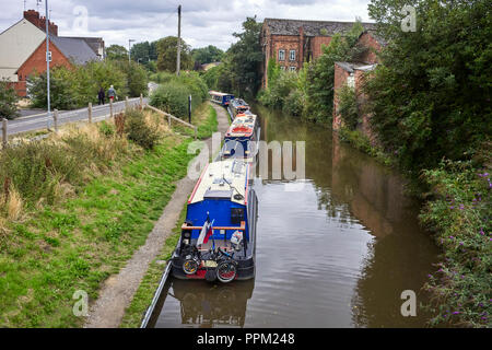 Kurzfristige Moorings in Rugeley an der Trent und Mersey Canal Stockfoto