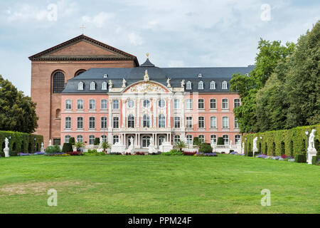 Das kurfürstliche Schloss in Trier in Deutschland unmittelbar neben der Basilika gilt als einer der schönsten Rokoko-paläste der Welt. Stockfoto