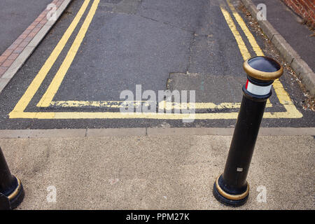 Doppelzimmer mit gelben Linien in einem engen cul-de-sac-Straße Stockfoto