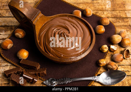 Hazelnut spread Schokolade in einer Schüssel Draufsicht Stockfoto