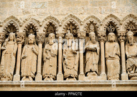 Skulpturen in der gotischen Kathedrale von Ciudad Rodrigo aus dem 12. Jahrhundert. Kastilien und Leon, Spanien Stockfoto