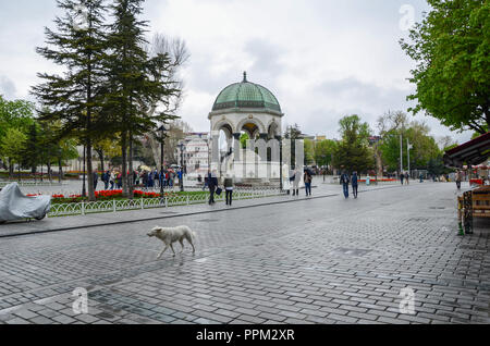Istanbul, Türkei, 21. April 2015: Sultanahmet Square und Deutscher Brunnen in Istanbul. Die Türkei. Touristen besuchen, an einem regnerischen Frühlingstag. Stockfoto