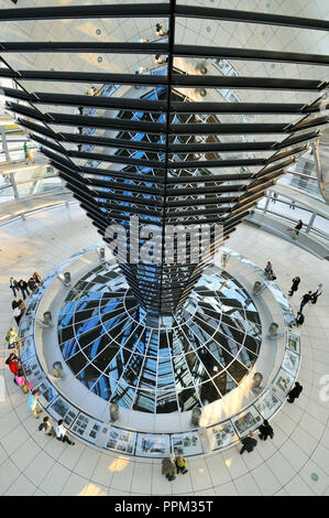 Kuppel der Reichstag. Dieser Palast mit dem kristall Panoramablick Kuppel (Norman Foster Architekt), ist der Sitz der Deutschen Parliam Stockfoto