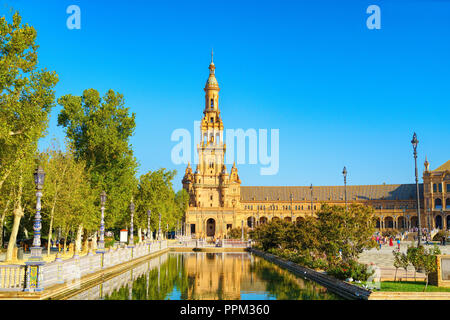 Blick auf den Kanal und palastartigen Gebäude an der Plaza de Espana, Sevilla, Spanien. Stockfoto