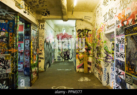 Das Kunsthaus Tacheles (Kunsthaus Tacheles) war eine Art Center in Berlin, in den Bezirk Mitte bekannt. Bunte Graffiti Wandmalereien im sind lackiert o Stockfoto