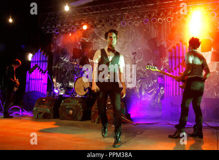 Brian Urie mit Panik an der Disco führt in Konzert im Pompano Beach Amphitheater in Pompano Beach, Florida am 29. Mai 2011. Stockfoto