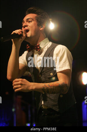 Brian Urie mit Panik an der Disco führt in Konzert im Pompano Beach Amphitheater in Pompano Beach, Florida am 29. Mai 2011. Stockfoto