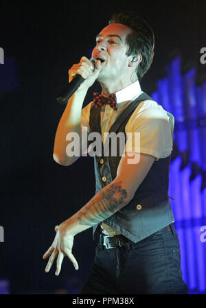 Brian Urie mit Panik an der Disco führt in Konzert im Pompano Beach Amphitheater in Pompano Beach, Florida am 29. Mai 2011. Stockfoto