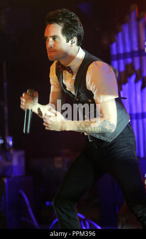 Brian Urie mit Panik an der Disco führt in Konzert im Pompano Beach Amphitheater in Pompano Beach, Florida am 29. Mai 2011. Stockfoto